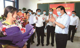 娄勤俭在徐州看望慰问教师并调研 为学校和教师教育教学提供良好保障 以人民满意为根本标准深化教育改革