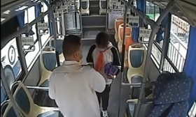 学生坐错回家的车 菏泽48路驾驶员将自己的午饭送给她