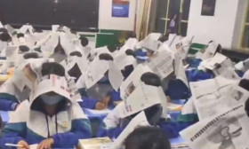 甘肃一老师为防考试作弊出奇招，让学生头戴报纸帽子，引网友热议