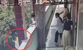 16岁男学生因早恋被骂，从教学楼5层跳下，知情人：男方打过女方