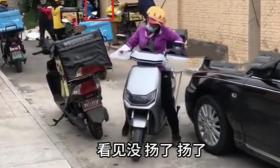 学生墙边取外卖，竟遭一男子持铁锹扬沙阻拦，外卖小哥一脸无奈