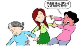 女大学生扶摔倒老人反被讹，证明清白后，索赔5万元精神损失费