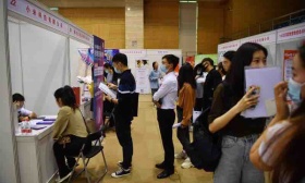 北京朝阳区举办首场秋季校园双选会，90余家企业提供千余岗位