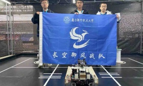 南京航空航天大学迎新，机器人帮新生搬运行李、书本