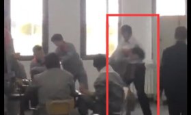 山东一老师暴力殴打学生 通报：为兼职实习教师，终止用工关系