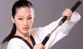 女硕士痴迷李小龙，苦练双节棍7年，打坏60根钢棒出手惊人