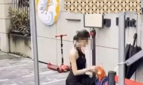 “佛媛”后现“幼儿媛” 女子穿黑丝幼儿园门口摆拍