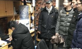 河北一高校再现嚣张查寝，“花臂男”态度豪横，看见黑衣男却跑了