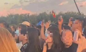 高校领导被指公共场合与妙龄女性热吻，系包养情妇?警方:不是本人