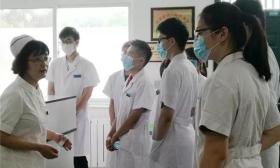 医学生不敢抓老鼠，实验场面一度混乱，网友：老鼠当时害怕极了