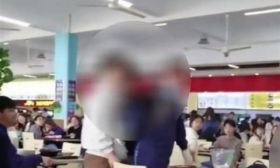 南京一大学男生因食堂抢座撑掴女生？校方：调查原因后会处理