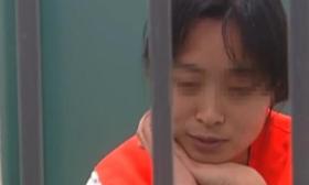 8年前，四川26岁女大学生杀害生母，被审讯时面带微笑，为何