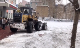 霸气！辽宁一小学通知家长到学校扫雪，有家长竟开着铲车来了