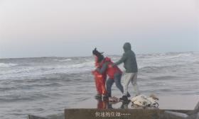 山东两教授海边拍日落，轻生女孩入镜，一组照片记录施救全过程