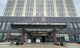 19岁女生入职体检，拍X光时被要求脱光上衣？！涉事医生停职