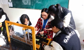 “非遗”进课堂，湖北恩施一学校开设土家织锦制作课