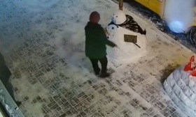 黑龙江一大妈路过幼儿园时，拿走雪人“手臂”，园长看监控很无奈