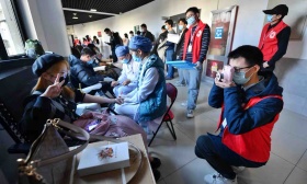 清华大学开展无偿献血20周年，数百位学子奉献热血