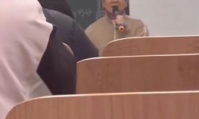 成龙也考编制？作为大学院长现身上课，被学生围得水泄不通