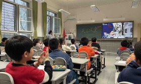 北京多所学校学生观看“天宫课堂”，太空实验让学生“脑洞大开”
