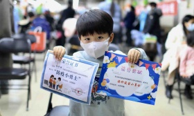 北京海淀开设儿童新冠疫苗接种专场，萌娃获颁防疫小勇士证书