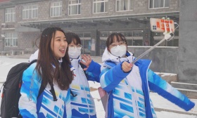 迎着小雪花开拔，首都1.4万名大学生志愿者奔赴冬奥