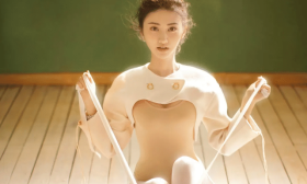 当年, 16岁的景甜坐上了车牌为9988的豪车, 舞蹈学院果断把她开除
