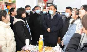 葛道凯新春走访慰问留校学生