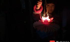 开学第一天，5岁娃带着自制花灯来上学