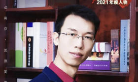 感动！“残疾博士”用两根手指“敲”出三百万字著述