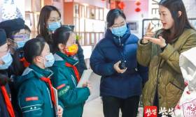 冬奥服饰有啥“黑科技”？南京小学生对话设计师探寻奥秘