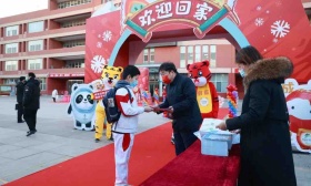 课程升级、美味加餐，人开学校学生“走红毯” 开学