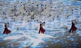 残健默契配合，冬残奥会开幕式90位“雪花姑娘”共跳圆舞曲