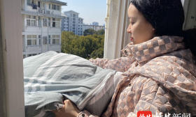 扬大部分大学生暂缓返校，但宿舍的被子却有人晒