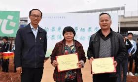 湖南一65岁扫地阿姨当上大学老师：这工作我喜欢