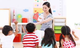 助力释放生育潜能，多位全国政协委员鼓励现有幼儿园增设托管班
