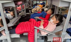 杭州一小学购进午睡“神器”：课桌秒变床