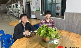 空荡荡的校园里只剩两名学生，他们却并不孤单