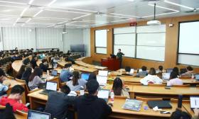 北大思政课教学改革带头人王久高：把历史讲鲜活，把现实讲深邃