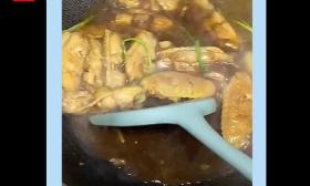 老师布置劳动作业，学生交来一份视频食谱，外加一句话：单身也要记得吃饱肚子哟