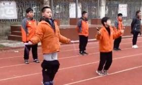 小学生跳绳时裤子突然掉下来，仍坚持跳完比赛获得第一名