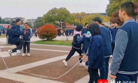 两会归来，“网红校长“回校给学生摇起了长绳