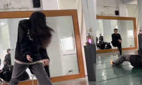 女大学生舞蹈课表演丧尸，倒地瞬间开始扭曲老师吓坏：太像了！
