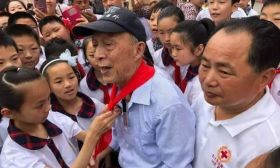 爱心之火，生生不息——江苏退休教师周火生24年100次到安徽金寨捐资助学