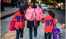 多孩不同校、家长接送难：​“长幼随学”完善多校划片