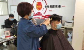 解决封闭期间剪发难题，河南农业大学为学生打造“爱心理发小屋”
