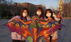 玩乐防疫两不误，天津大学购四百余风筝供学生“尽情放飞”