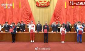 转起祝贺！武大靖张艺谋隋文静等代表上台领奖