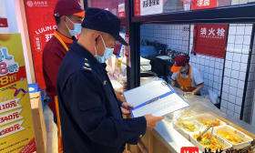 南京沙洲城管开展九小场所防疫检查，为“宁”当好防疫“守门员”