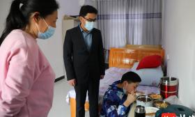 脆骨病学生需要住校上课，校长腾出自己宿舍